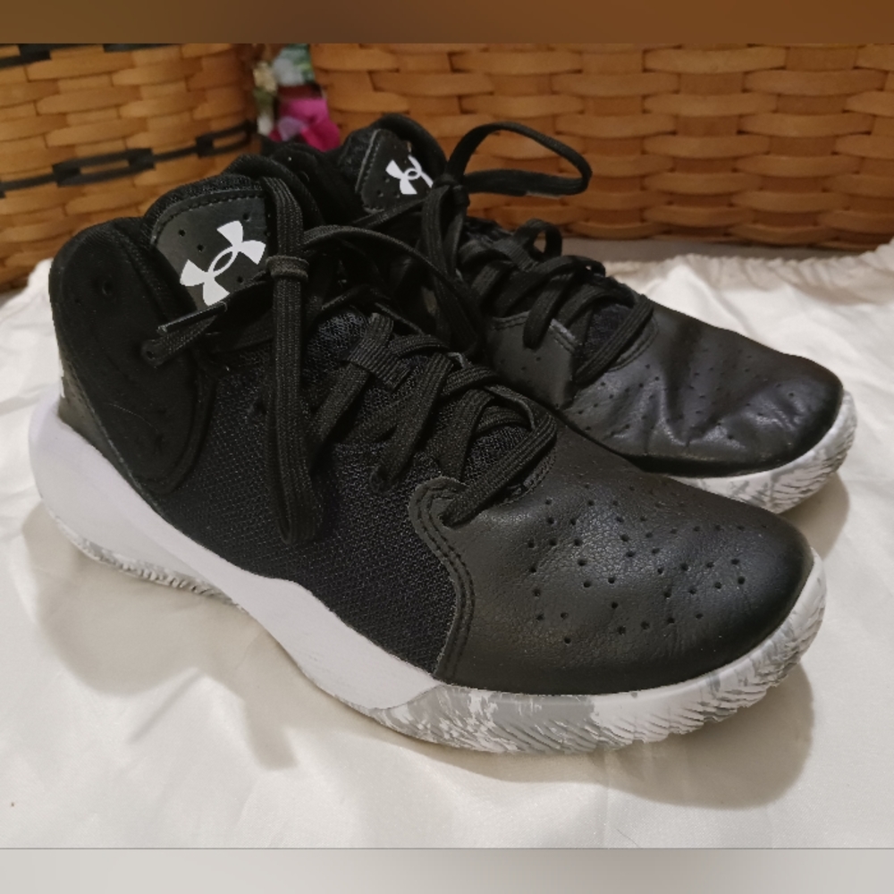 Under Armour Youth Sneakers Sz 5.5